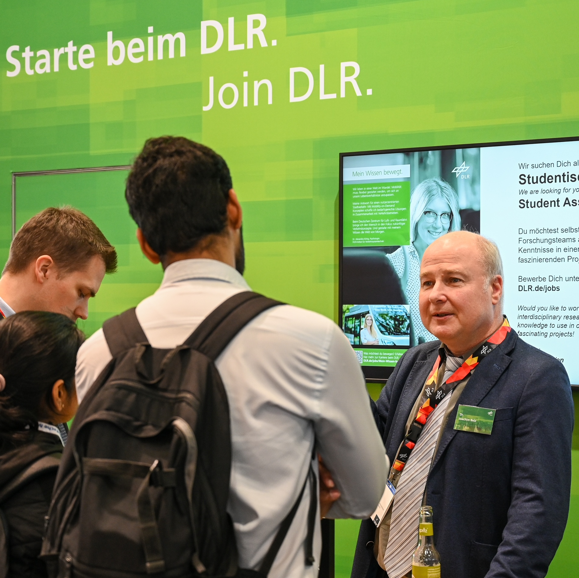 DLR-Mitarbeiter im Gespräch mit Interessierten.