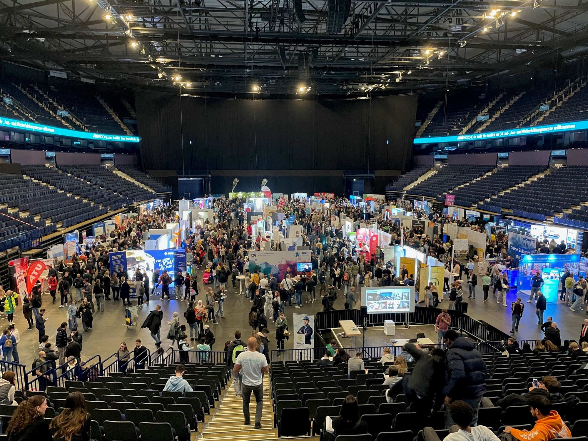 Im Innenraum der Barclays Arena sind die Aussteller und Besucher zu sehen.