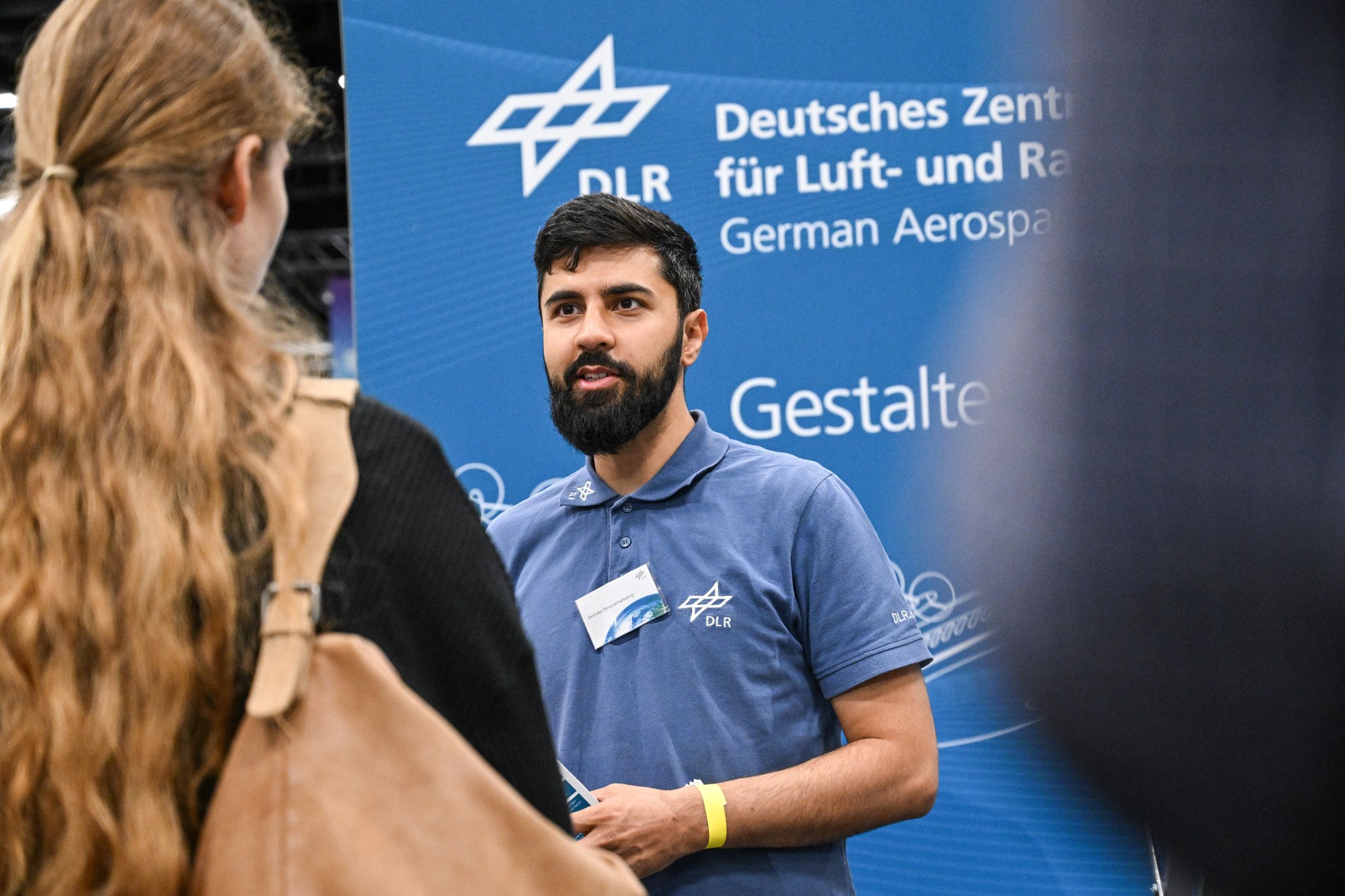 Ein DLR-Mitarbeiter im Karrieregespräch mit einer Interessentin.