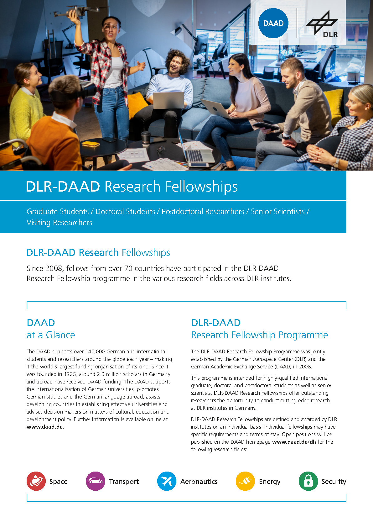 Flyer. DLR-DAAD Research Fellowship. Mehrere Personen sitzen teilweise und haben einen Laptop in der Hand.