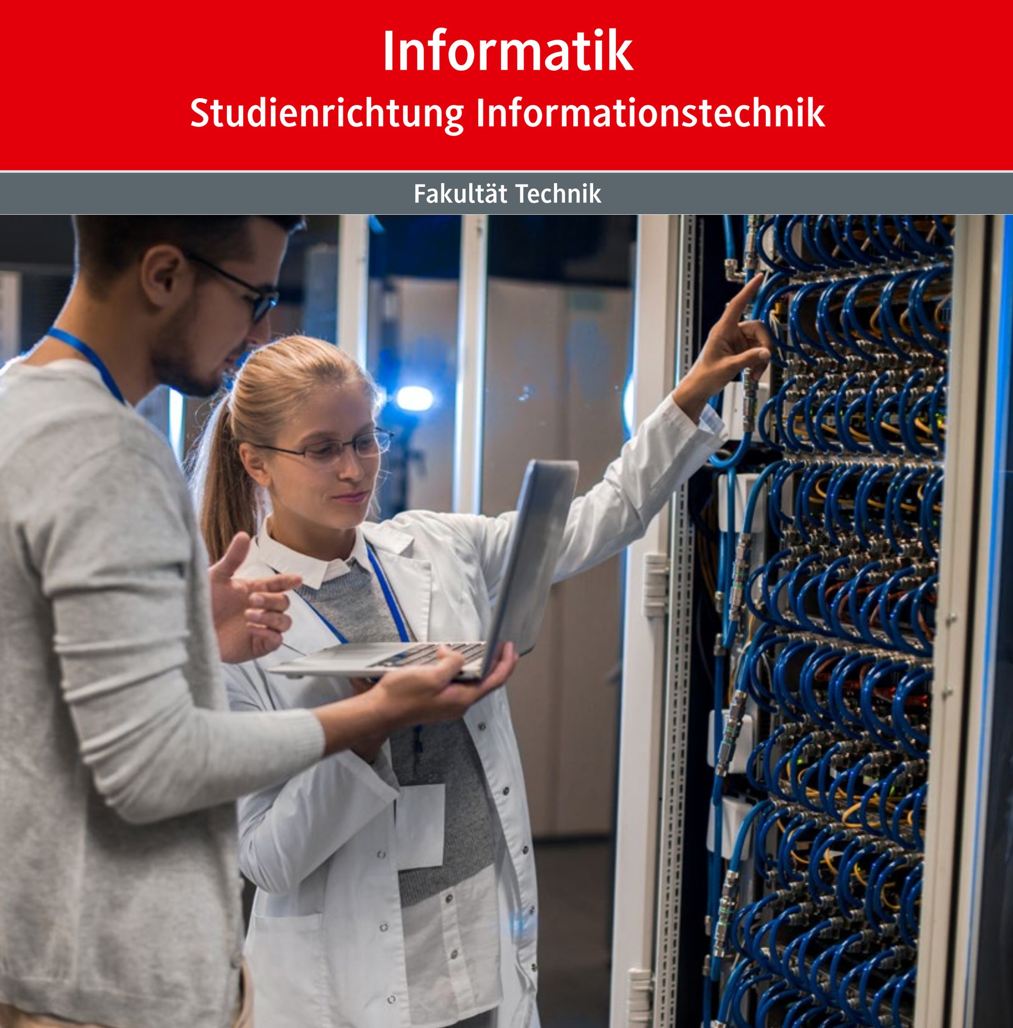 Flyer: Studienangebot Informationstechnik, DHBW Mannheim. Zwei Personen schauen auf einem Laptop in einem Technikraum.