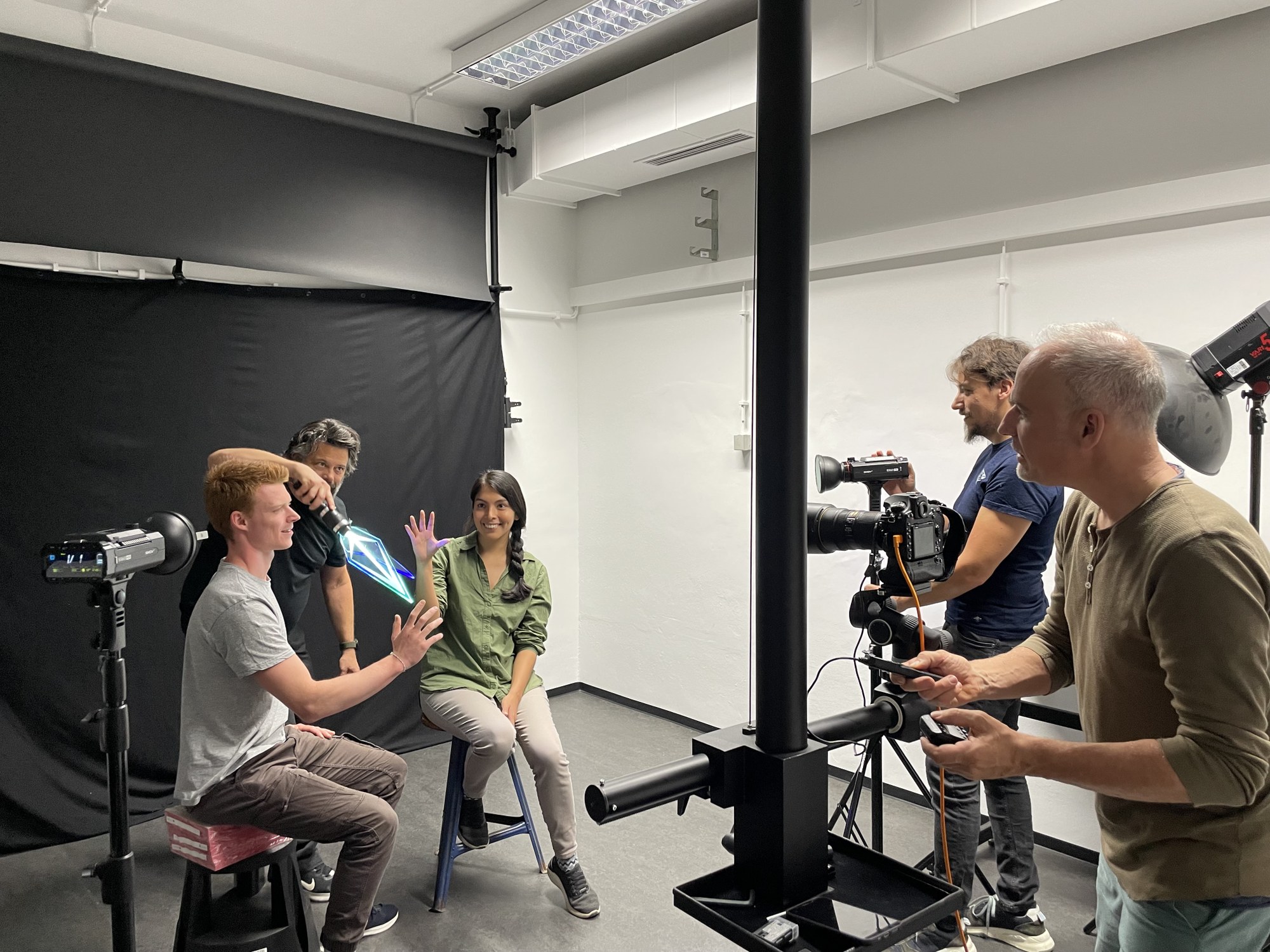 Das Bild zeigt das Fotografen-Team in Aktion mit DLR-Mitarbeitenden