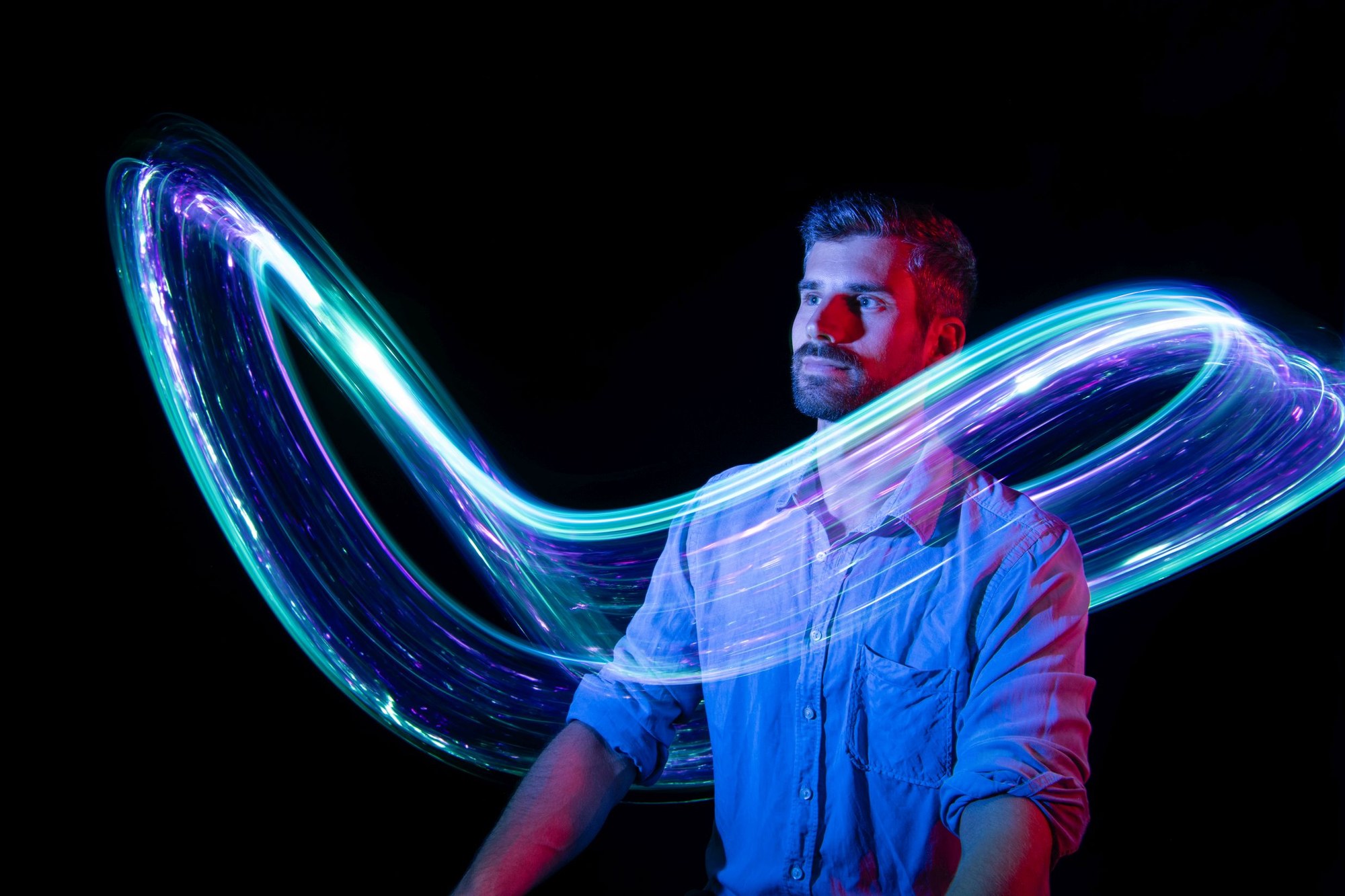 Das Bild zeigt DLR-Mitarbeiterin Lukas und leuchtende Lichtspuren