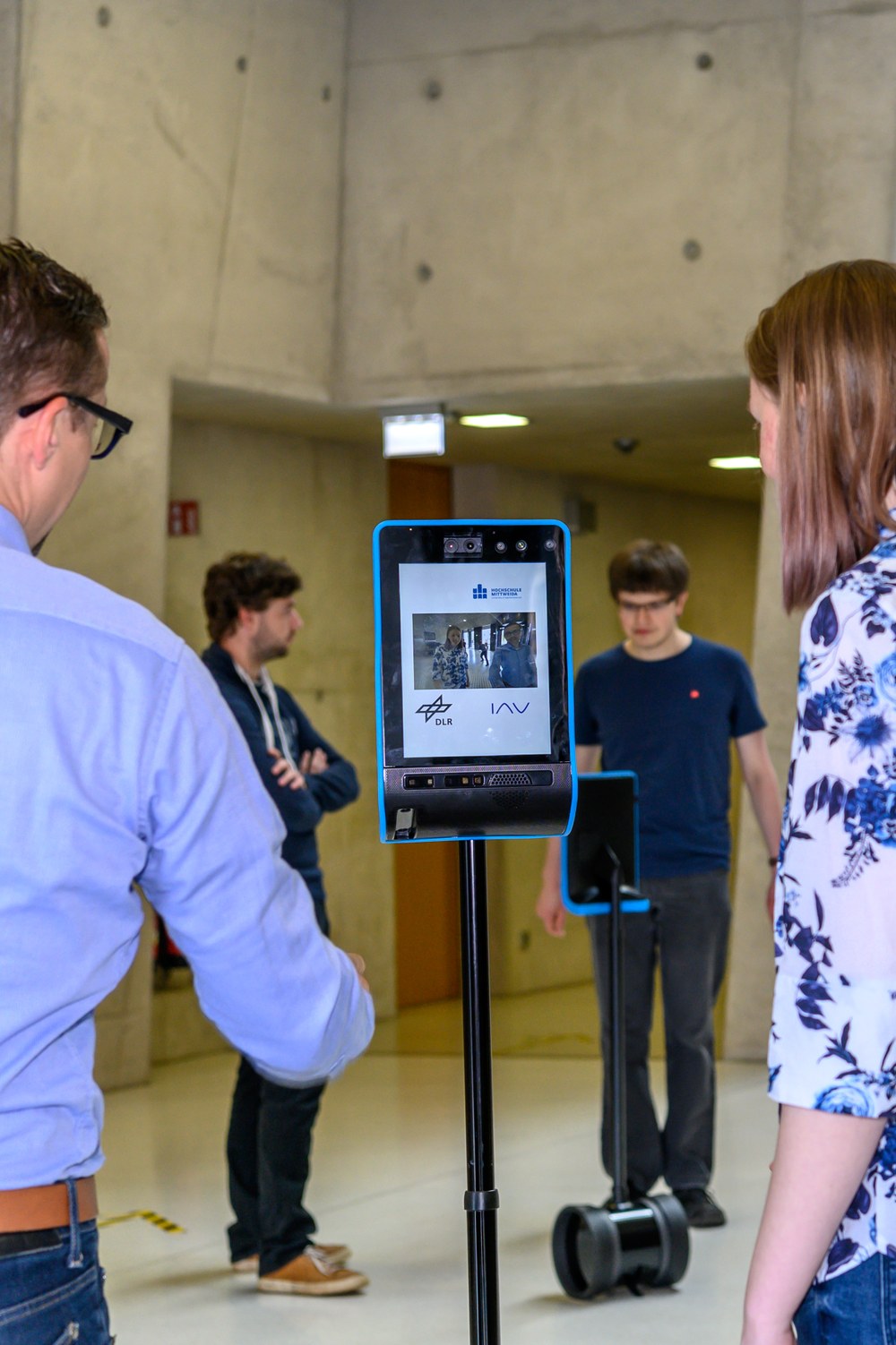 Menschen und Telepräsenzroboter in Interaktion miteinander.