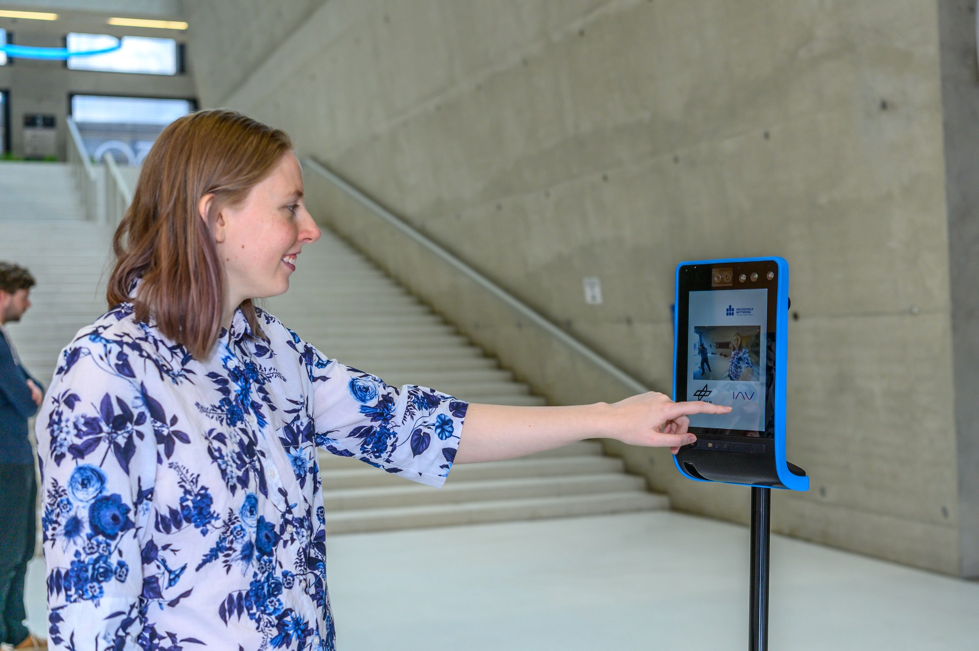 Menschen und Telepräsenzroboter in Interaktion miteinander.