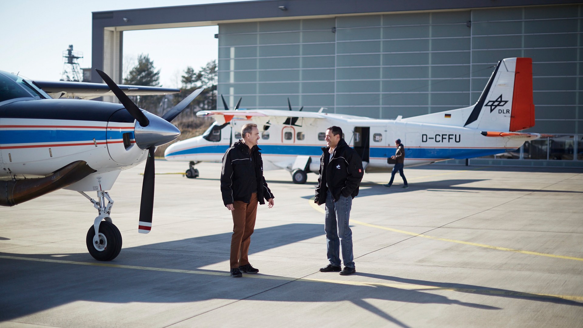 DLR-Flugzeug vor dem Hangar in Oberpfaffenhofen