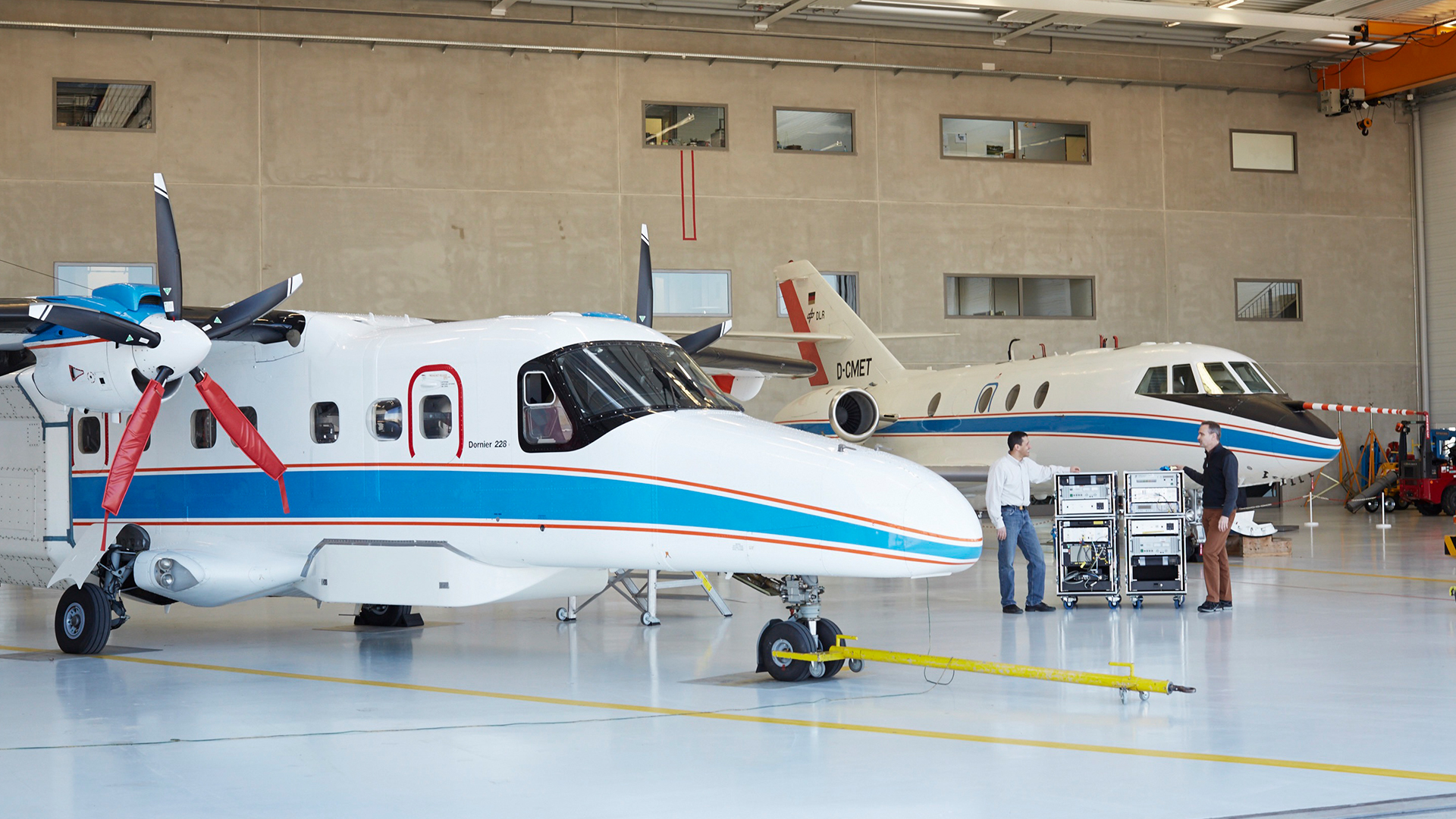DLR-Flugzeug im Hangar bei der Vorbereitung einer Messkampagne
