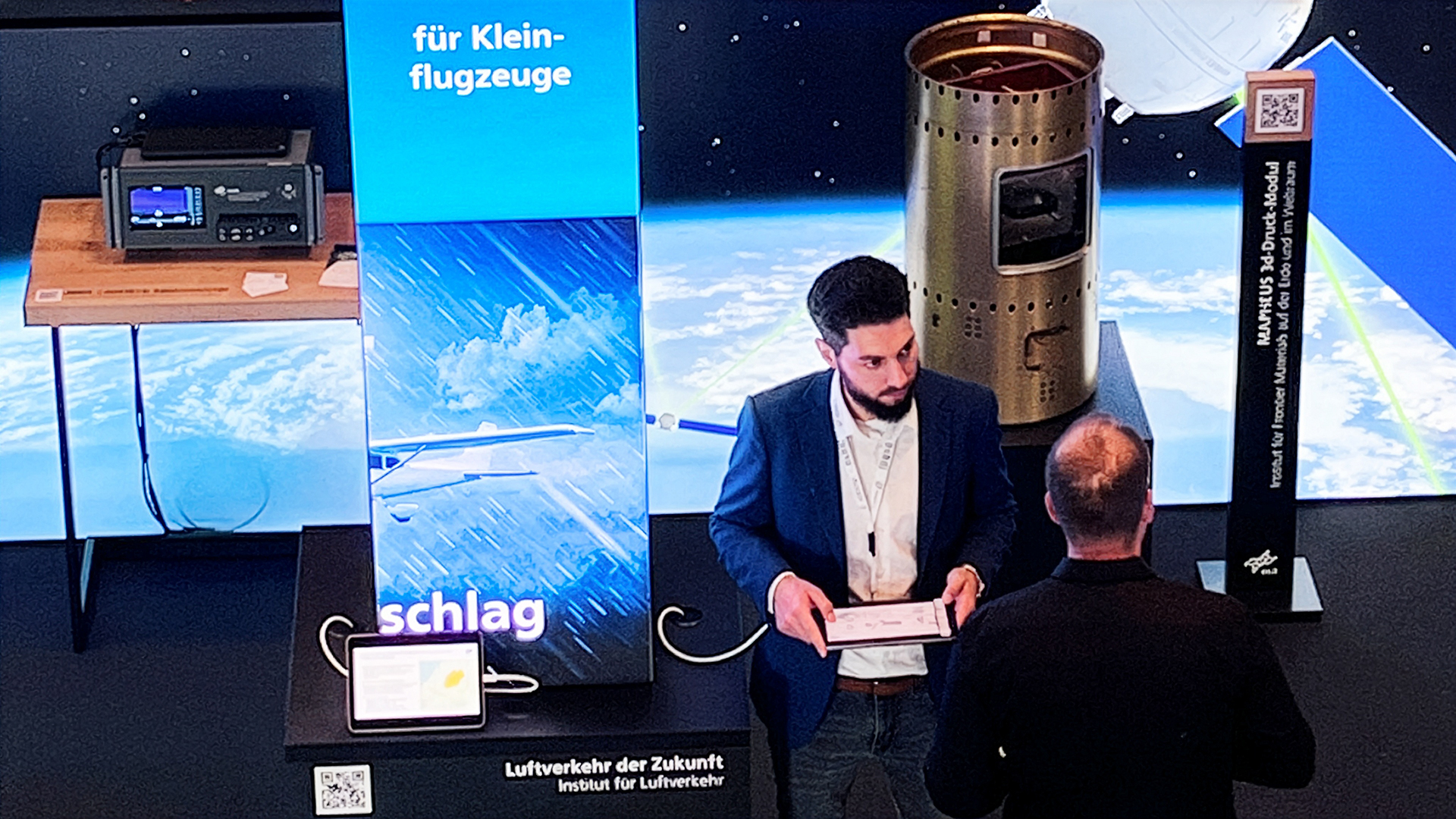 Das LED-Exponat vom DLR-Institut für Luftverkehr auf dem Stand des DLR gab einen Einblick in die Arbeiten des Projekts SMART-MET zur sicheren Integration von Kleinflugzeugen in den regionalen Luftverkehr.