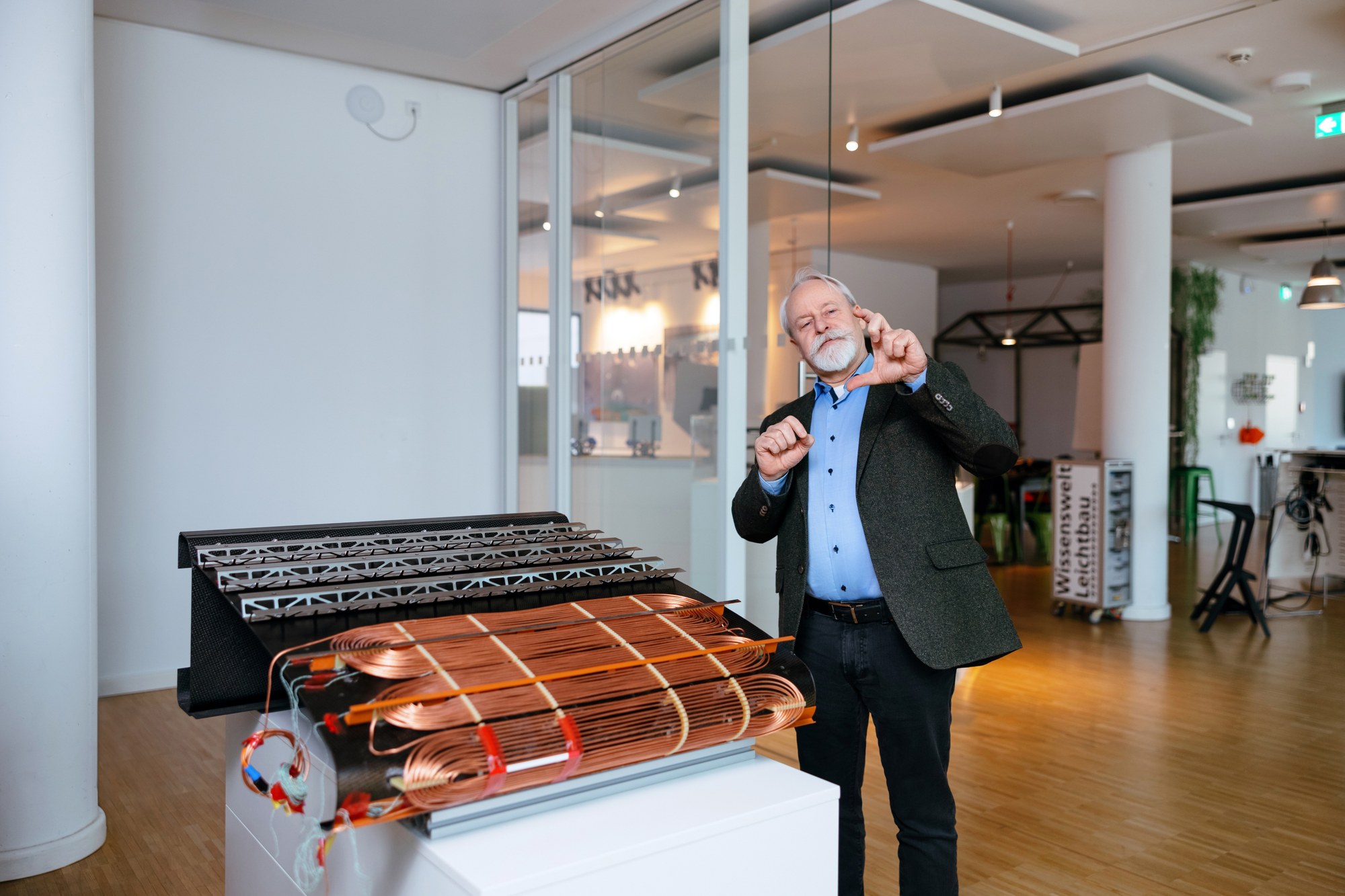 Foto von Dr. Ulrich Herrmann, der die Funktionsweise eines Absaugsystems erklärt.