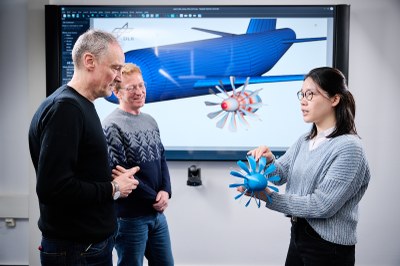 Foto von Forschenden vom DLR-Institut für Antriebstechnik mit einem 3D-Modell des Open-Fans