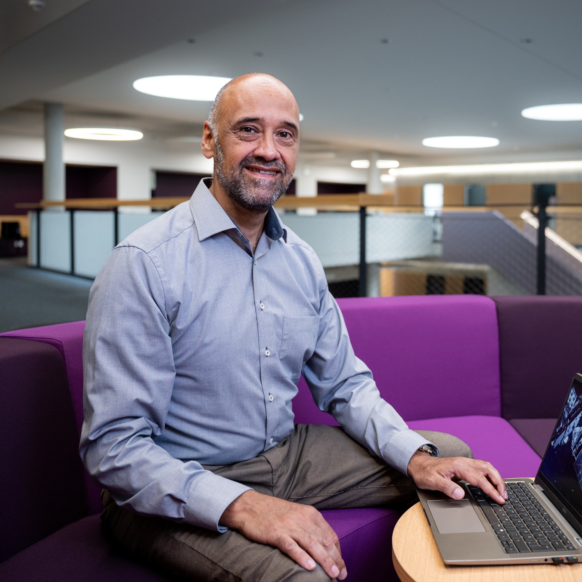 Fereydun Kaikhosrowi am Laptop