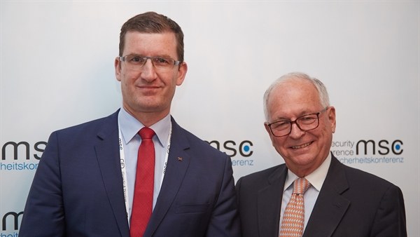 Links: Dr. Dennis Göge, Gründungsdirektor des Instituts für den Schutz maritimer Infrastrukturen im DLR. Rechts: Botschafter und Chairman der Münchener Sicherheitskonferenz (MSC) Wolfgang Ischinger. ©MSC / Arnaldur Halldórsson