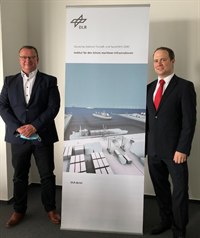Der Bremerhavener Bundestagsabgeordnete Uwe Schmidt und der kommissarische Institutsleiter Michael Langerbeins im DLR-Institut für den Schutz maritimer Infrastrukturen