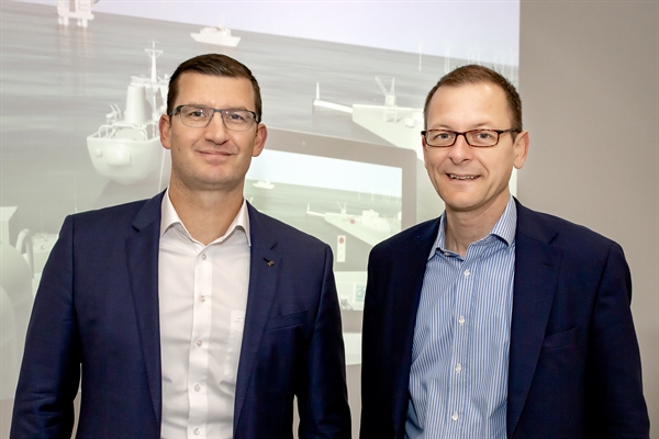 Der Gründungsdirektor des Instituts für den Schutz maritimer Infrastrukturen, Dr. Dennis Göge (links), begrüßt Martin Günthner, den Senator für Wirtschaft, Arbeit und Häfen des Landes Bremen.