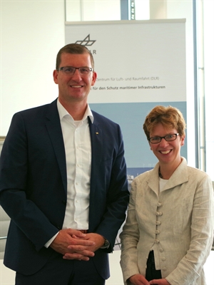 Der Gründungsdirektor des Instituts für den Schutz maritimer Infrastrukturen, Dr. Dennis Göge, begrüßt Dr. Claudia Schilling, die Senatorin für Wissenschaft und Häfen des Landes Bremen