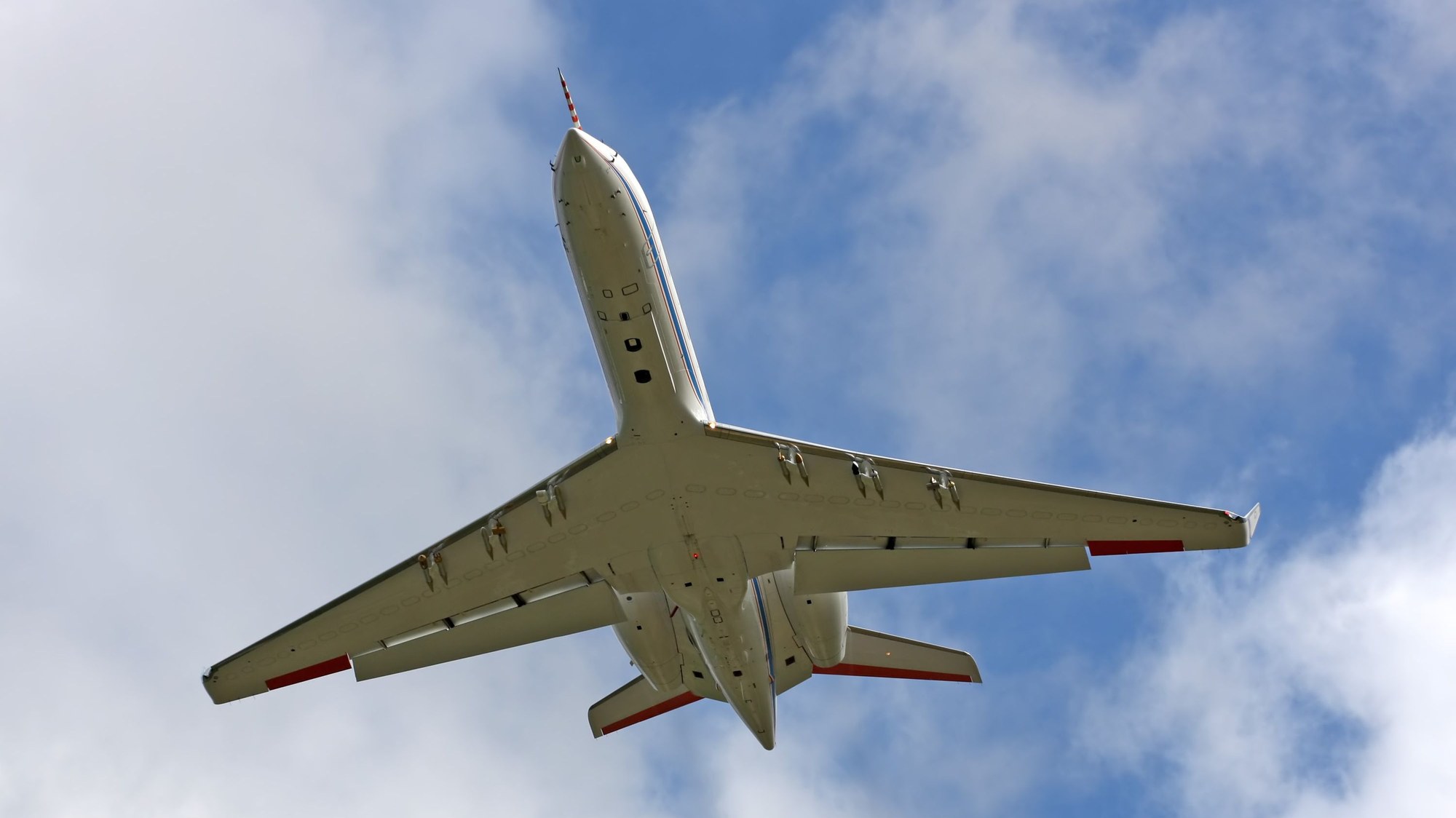 Es ist das fliegende DLR-Forschungsflugzeug HALO abgebildet.