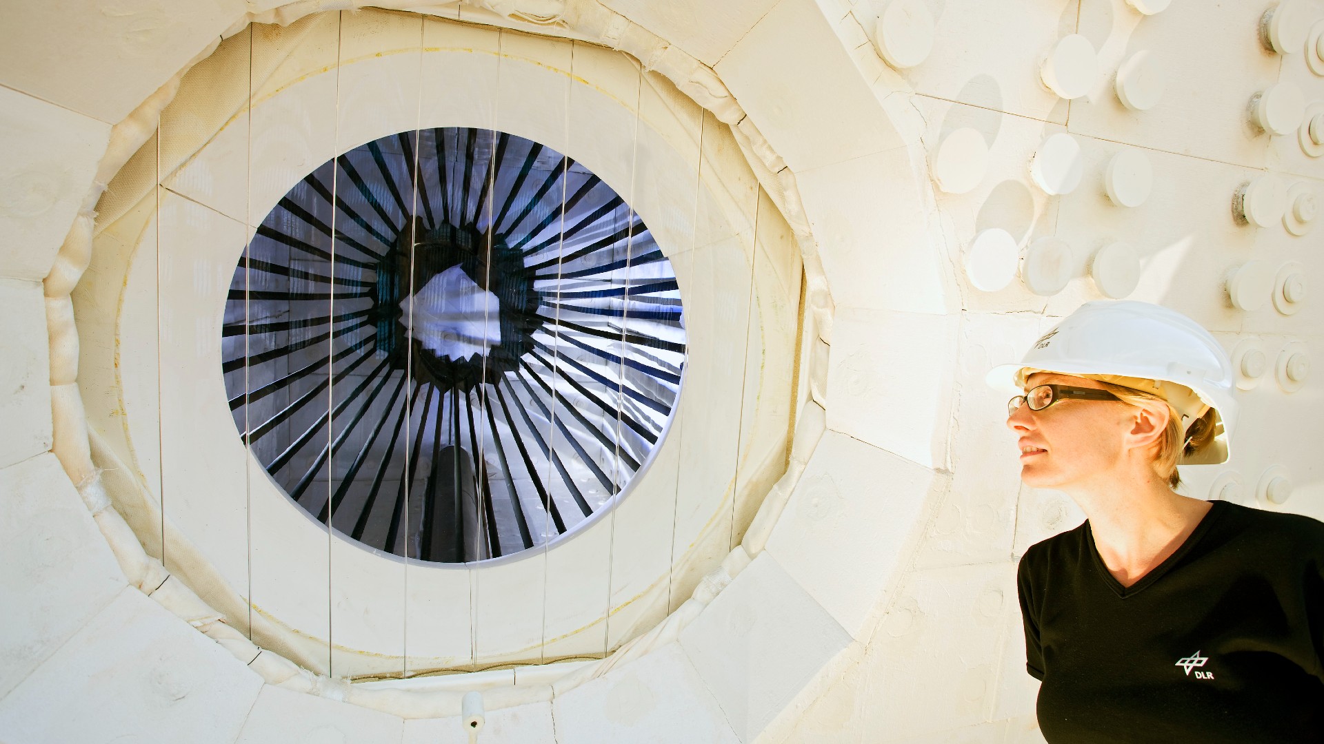 DLR-Mitarbeiterin Miriam Ebert prüft den „Receiver“ an der Spitze des Turms.