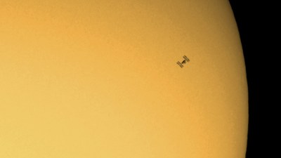 Die Internationale Raumstation ISS vor der Sonne.
