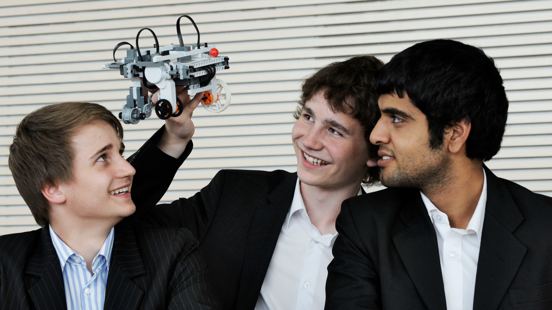Schüler mit Roboter
