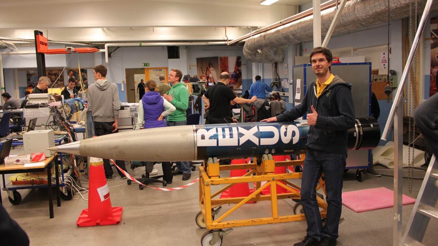 Die Rakete wird startklar gemacht.