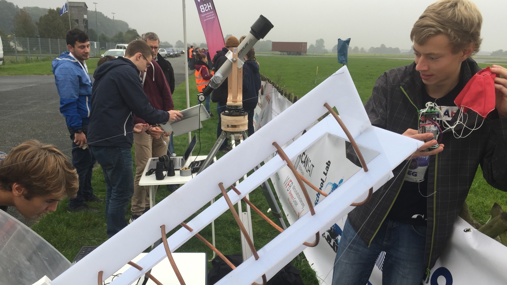 letzte Startvorbereitungen für die Mini-Satelliten.