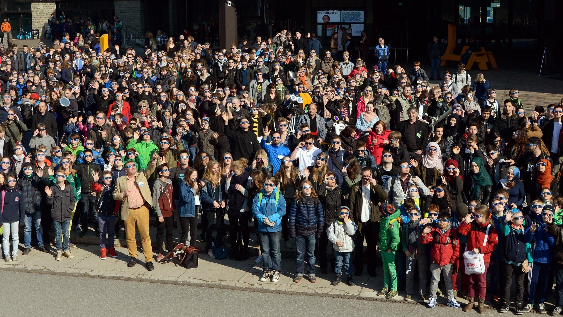Rund 500 Kinder und Jugendliche verfolgten die Sonnenfinsternis