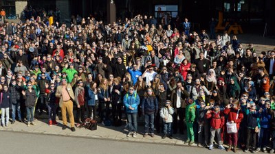 Rund 500 Kinder und Jugendliche verfolgten die Sonnenfinsternis