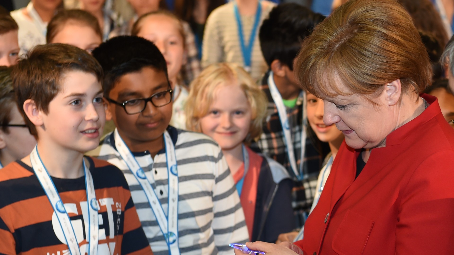 Schüler mit Angela Merkel