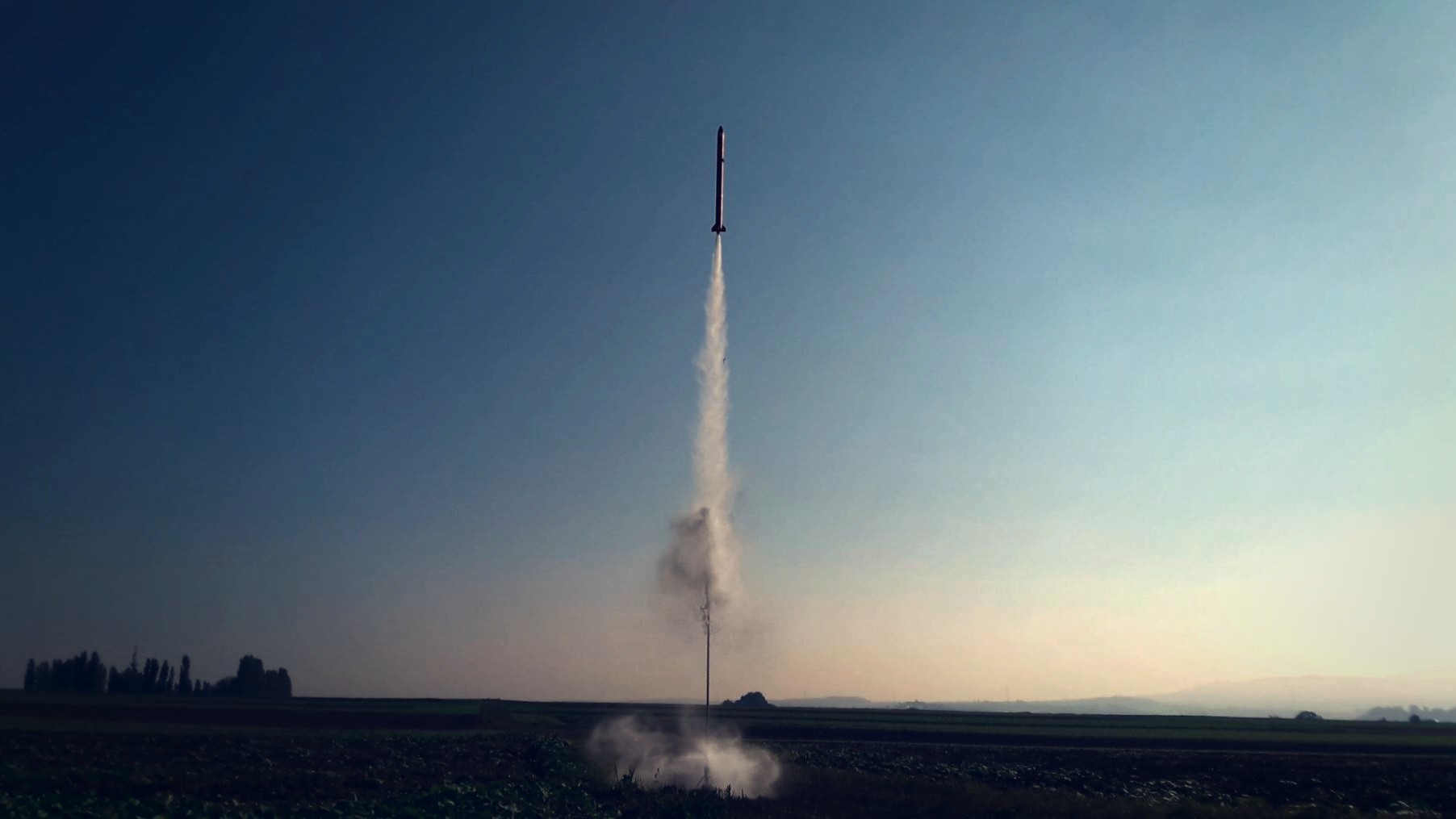 Eine Wasserrakete beim Start.