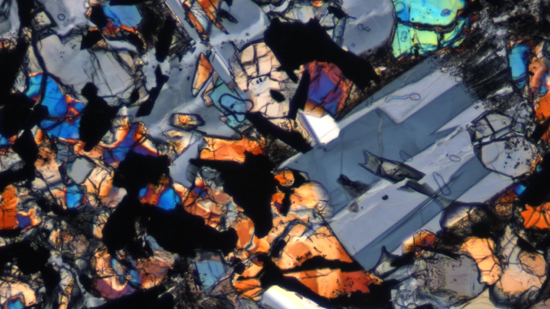 Mondgestein unter dem Mikroskop