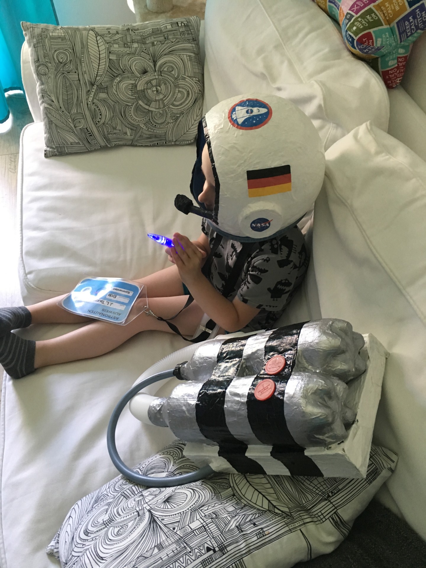 Kind mit Astronautenhelm