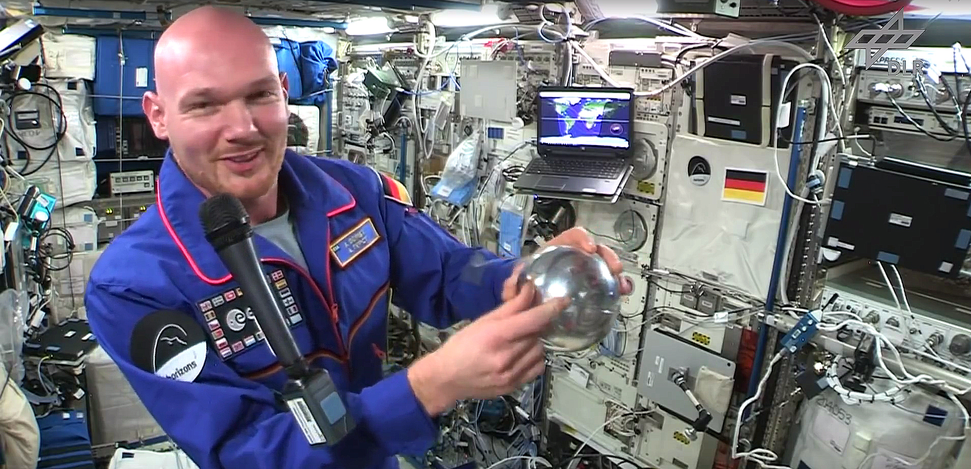 Astronaut Alexander Gerst mit Zeitkapsel