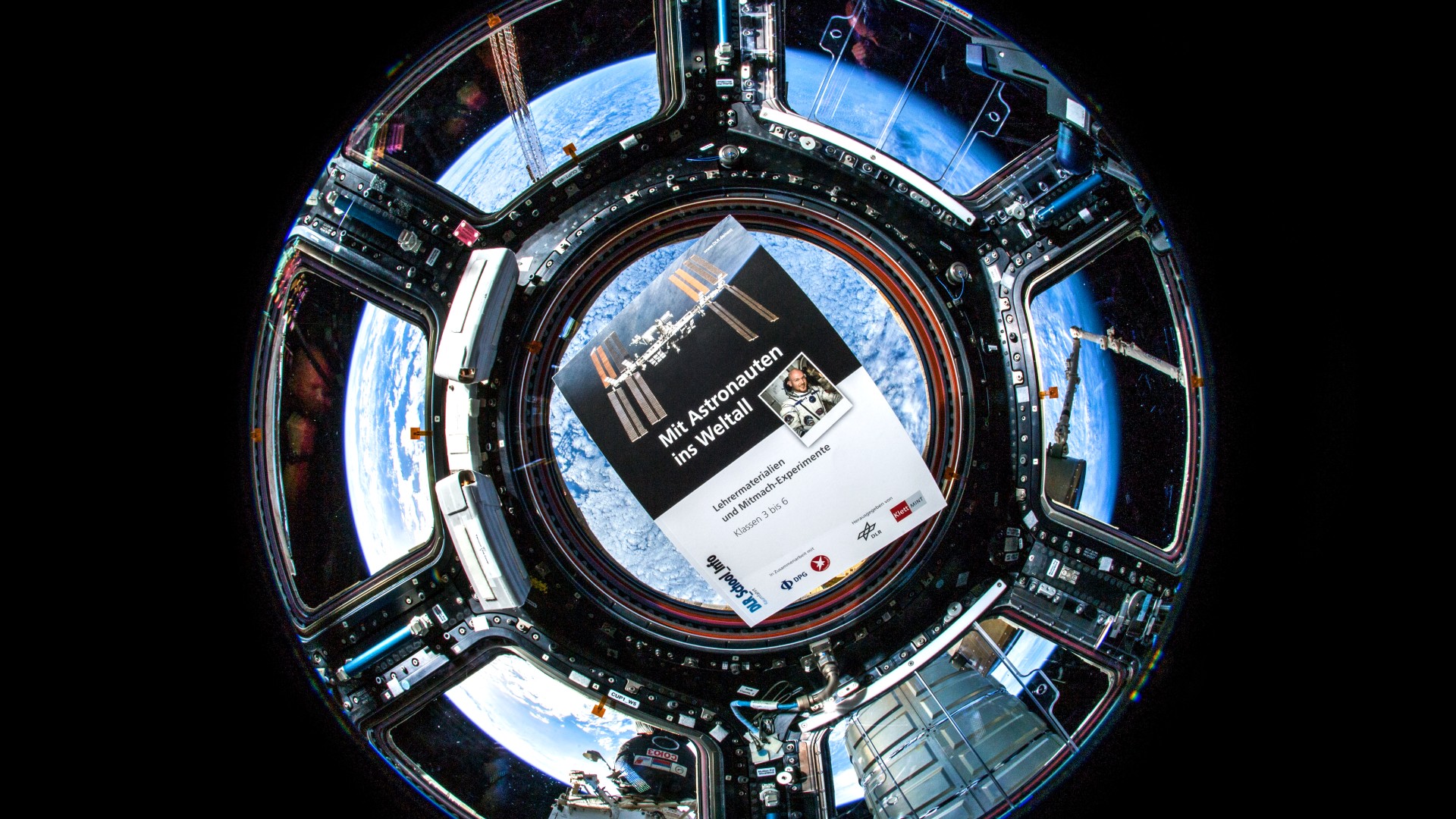 Unterrichtsheft schwerelos schwebend in der ISS
