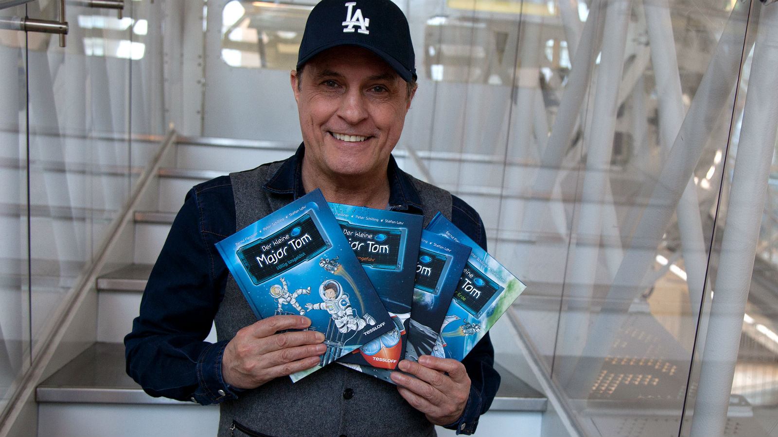 Peter Schilling mit den ersten Bänden seiner neuen Kinderbuch-Serie zur Raumfahrt