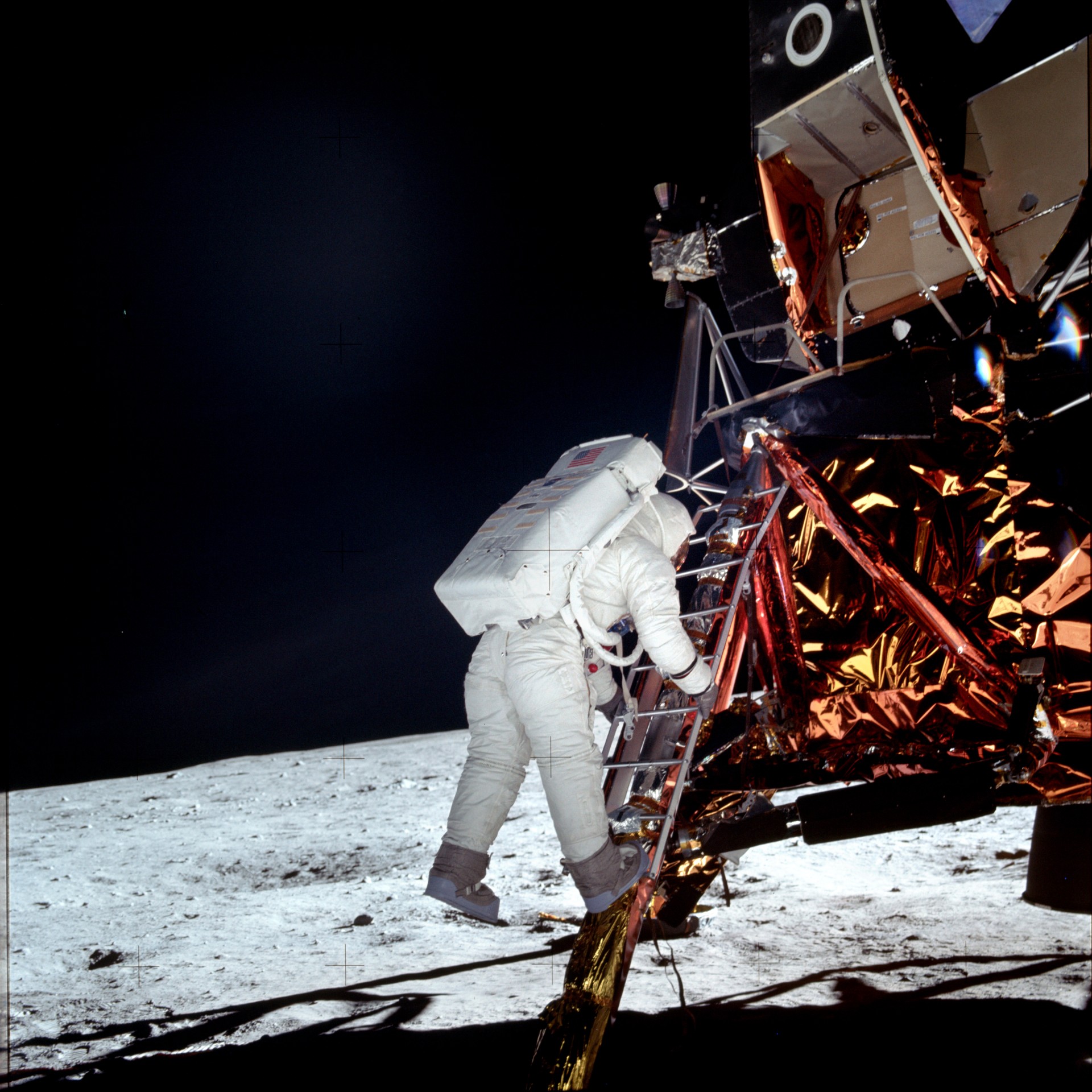 Astronaut steigt aus Landefähre auf dem Mond aus