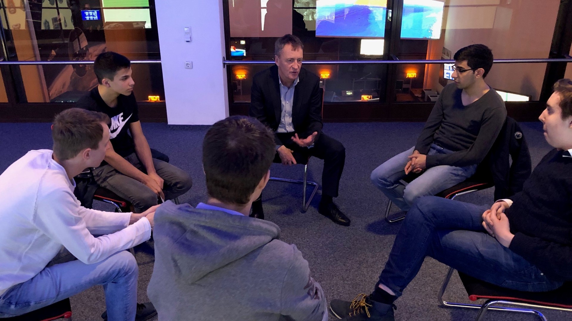 Klaus Hamacher im Gespräch mit den Nachwuchskräften