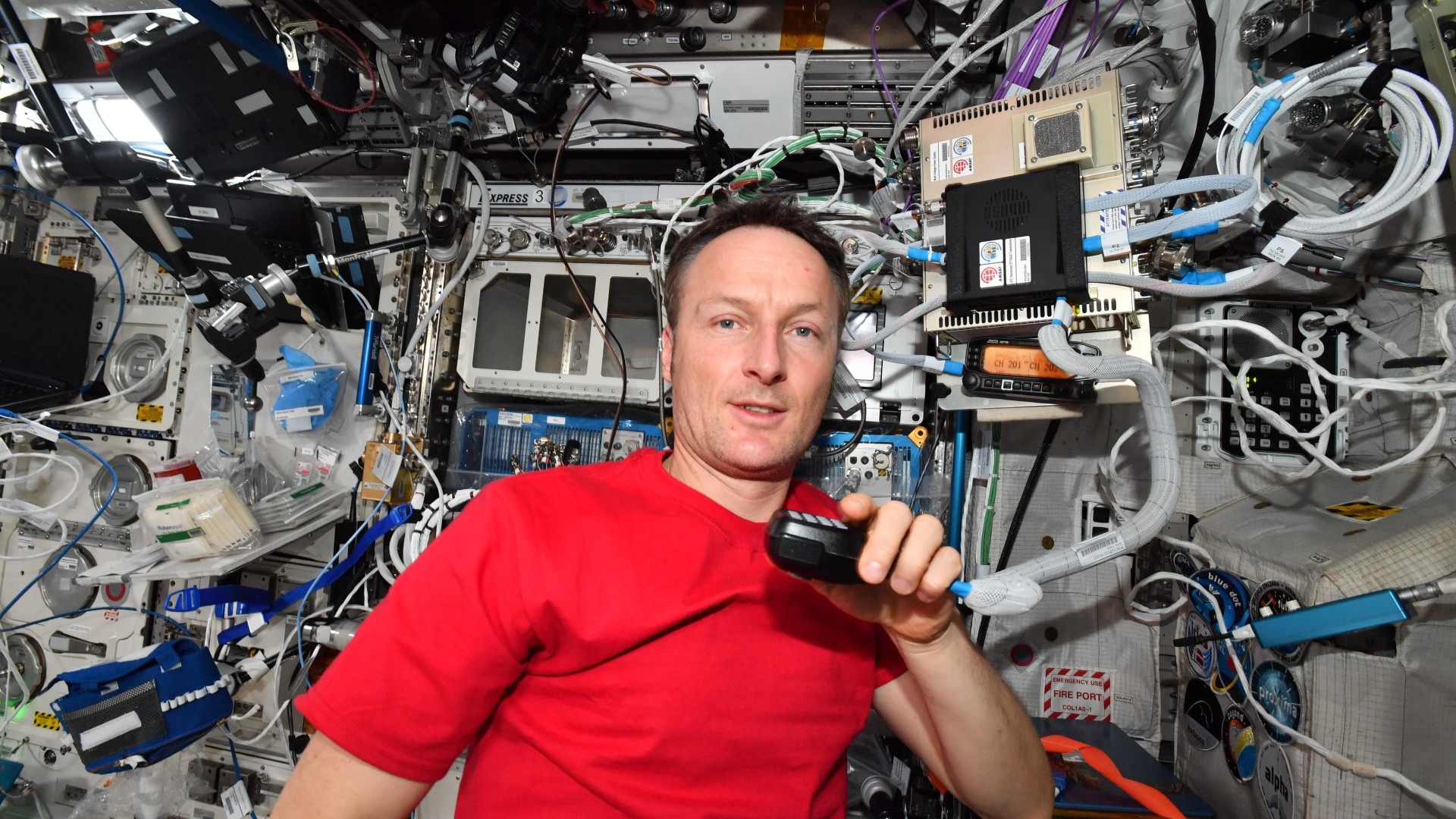 Matthias Maurer am Funkgerät auf der ISS.