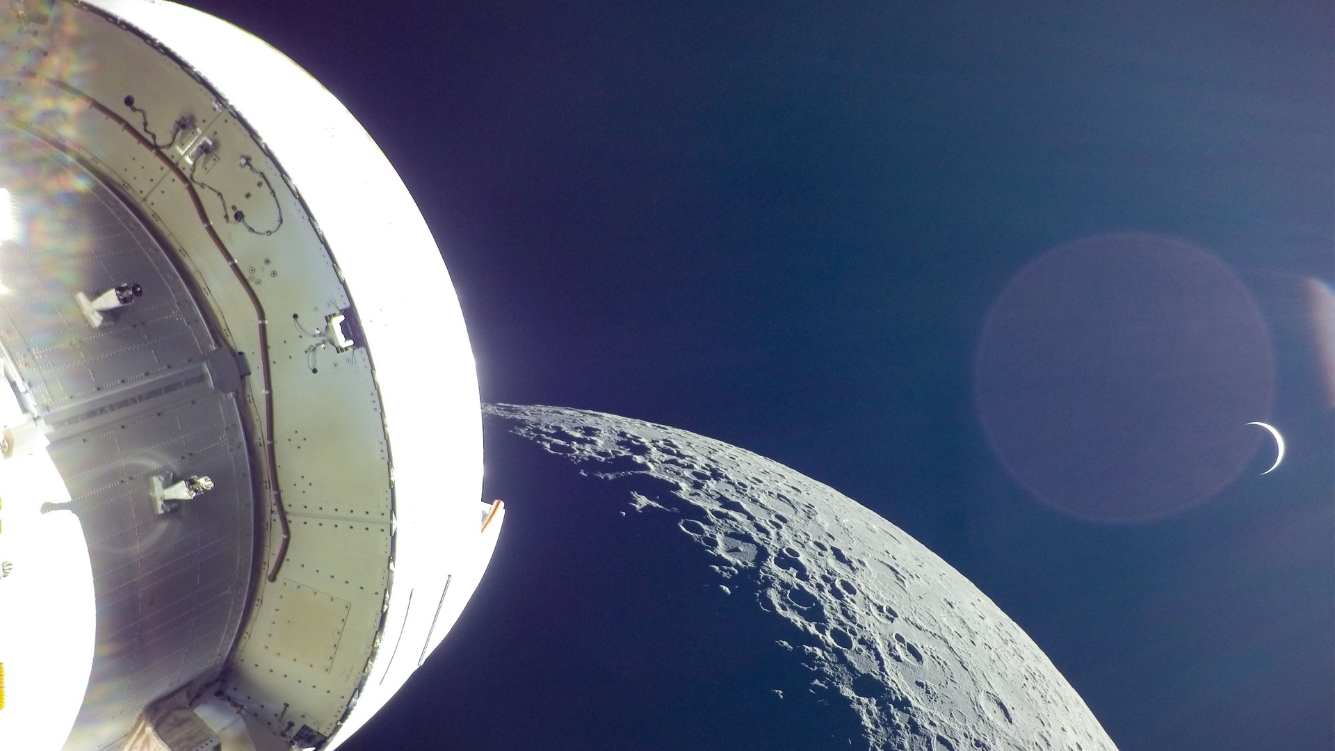 Bild mit dem Mond und weit rechts im Hintergrund Erde