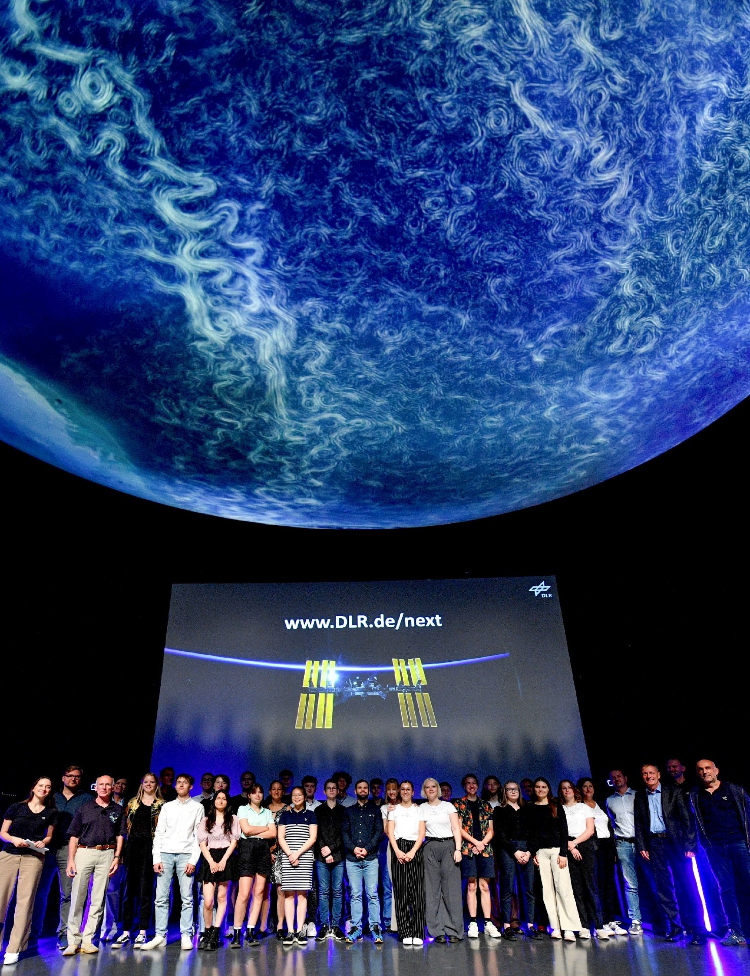 Schülerinnen und Schüler präsentieren ihre Ergebnisse zu den drei Projekten des DLR zum Wissenschaftsjahr 2023 – Unser Universum.
