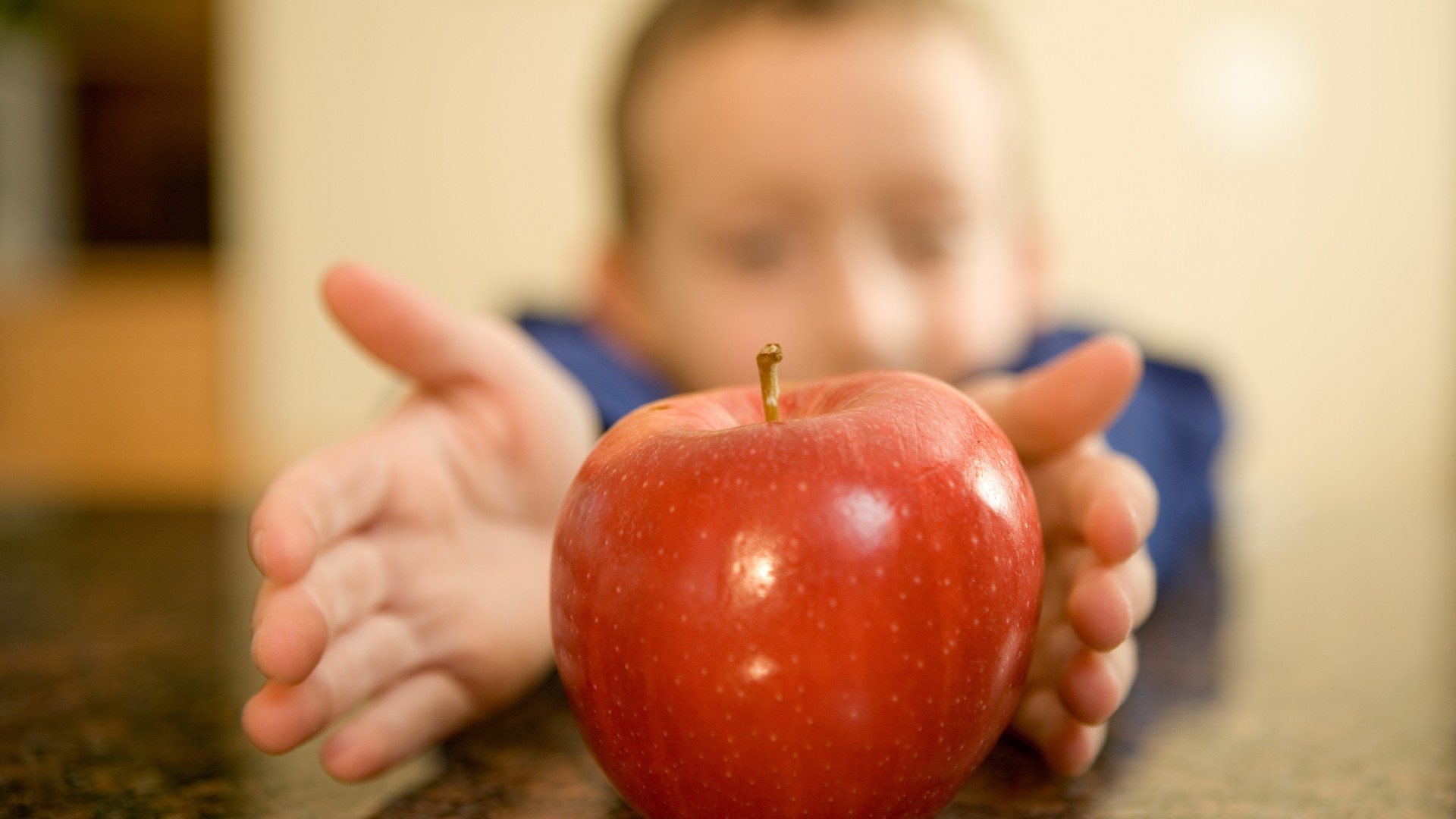 Kann man mit Obst Strom erzeugen? Mit einem einfachen Versuchsaufbau könnt ihr selbst herausfinden, ob ein Apfel eine Lampe zum Leuchten bringen kann.