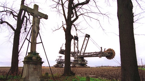 Braunkohle wird mit riesigen Baggern abgebaut. Bild: BMU