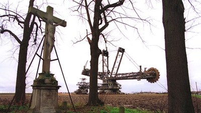 Braunkohle wird mit riesigen Baggern abgebaut. Bild: BMU