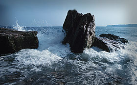 Gezeitenkraftwerke dagegen nutzen die Kraft, die durch Ebbe und Flut entsteht. Bild: DLR