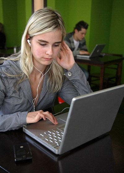 Moderne Computer verbrauchen zwar nur unter 100 Kilowattstunden pro Jahr. Aber es gibt auch viele alte elektrische Geräte, die viel zu viel Strom verbrauchen. Bild: BMU (R. Oberhäuser)