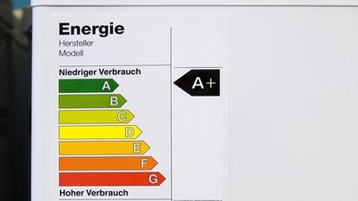 Besonders effiziente Elektrogeräte erkennt man am Energie-Aufkleber. Bild: BMU (B. Hiss)