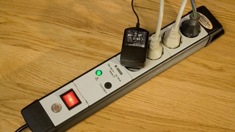 Mehrfachstecker mit Schalter sind prima: Auf einen Klick sind alle Geräte aus – und auch der Stand-by-Betrieb wird so beendet. Das spart jede Menge Strom. Bild: BMU (B. Hiss)
