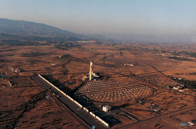 Eine Luftaufnahme der Testanlage in Almería. In dieser Wüstenlandschaft in Südspanien scheint die Sonne fast das ganze Jahr. 
Bild: DLR