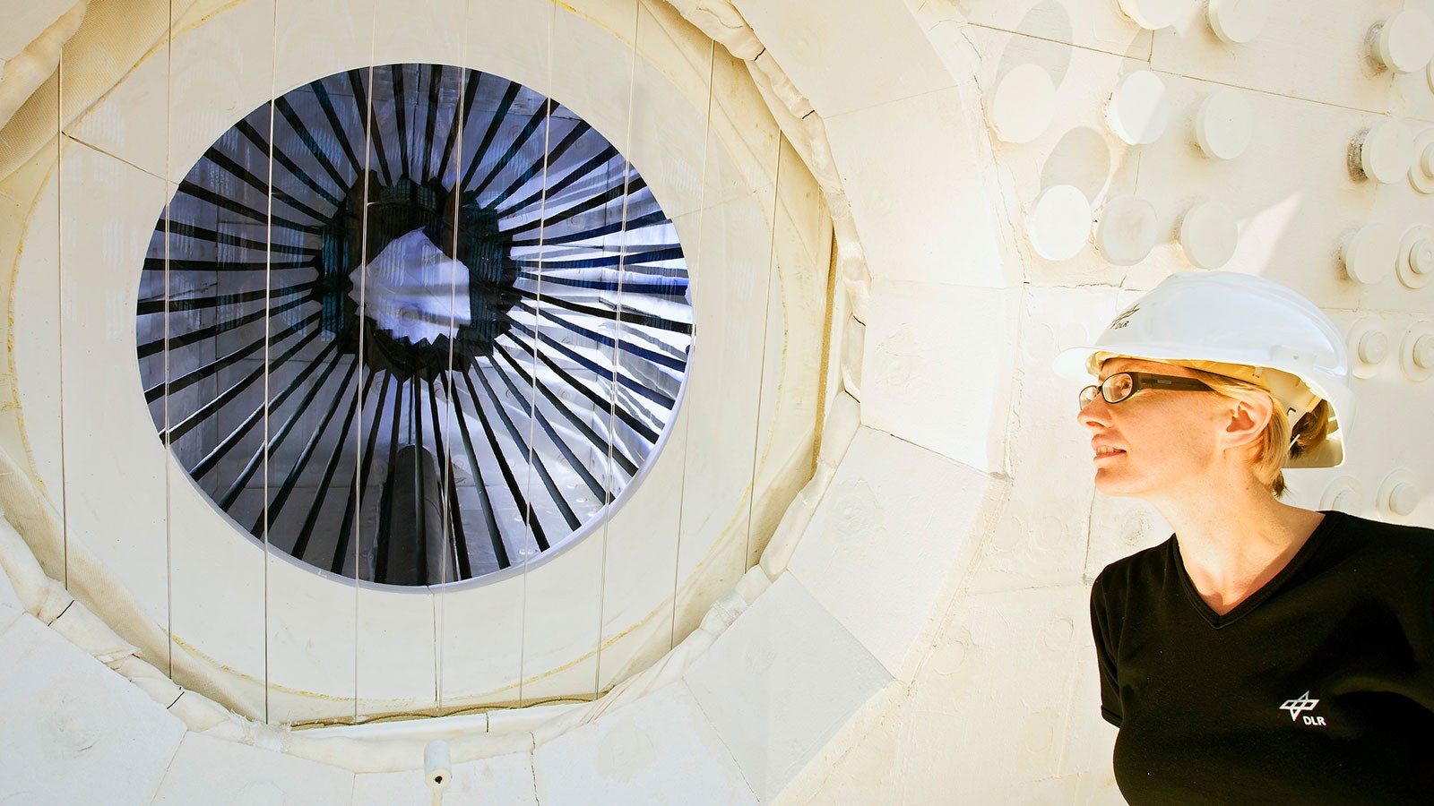 Eine DLR-Expertin im Inneren des Turms eines Solarkraftwerks.