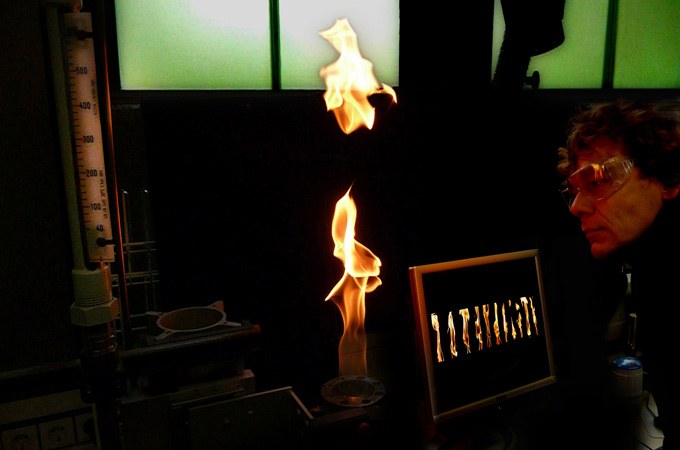 Im DLR_School_Lab in Lampoldshausen werden Flammen untersucht.