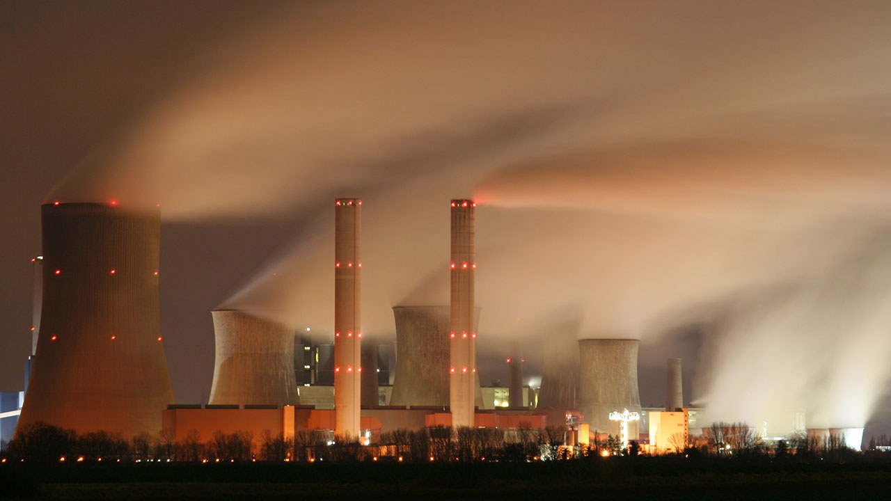 Ein Kraftwerk bei Nacht.